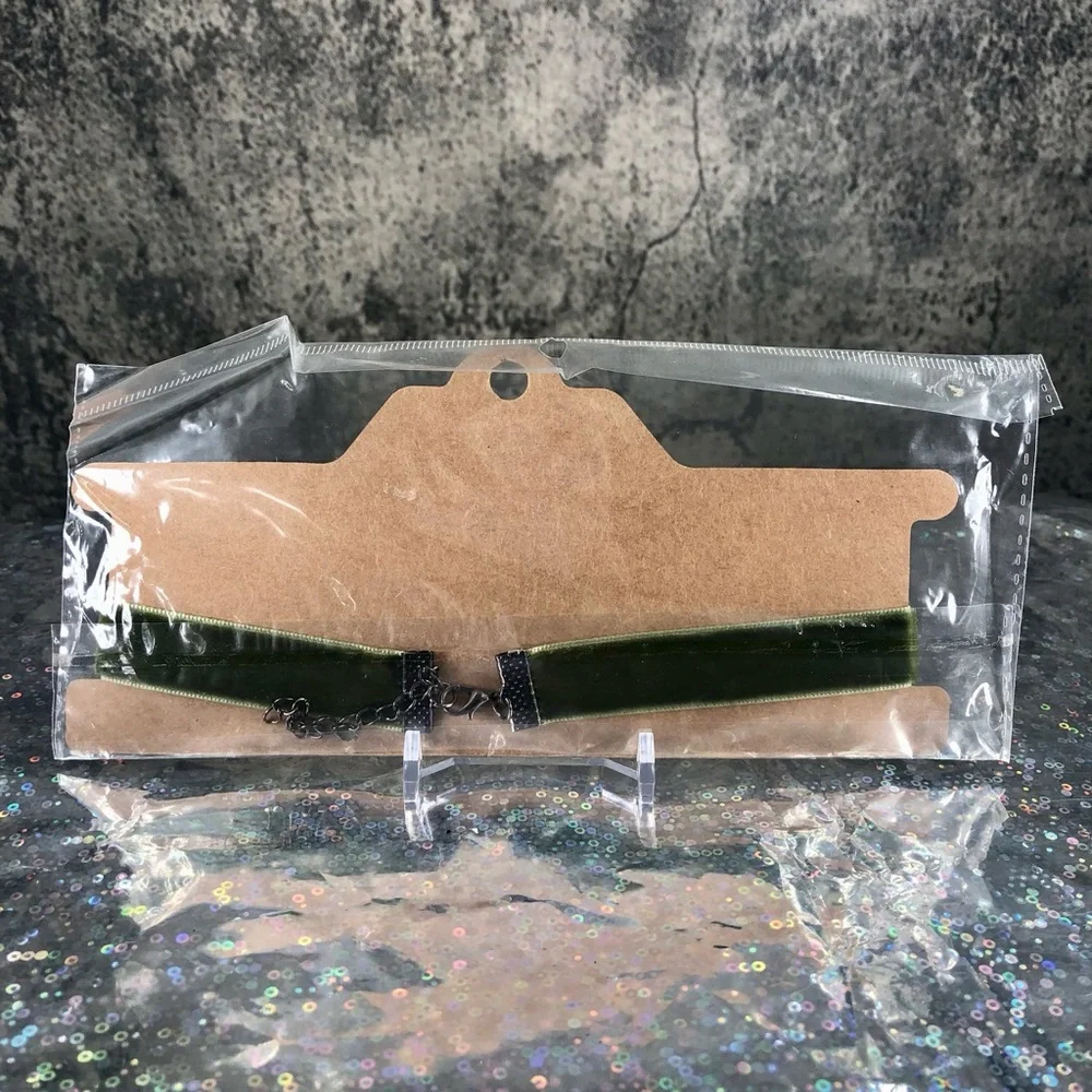 Chic Green Velvet Choker NWT - Picture 5 of 10